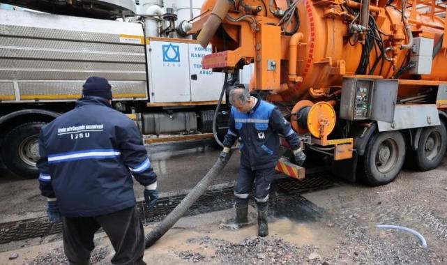 İzmir’de kuvvetli yağış: Belediye ekipleri sahada