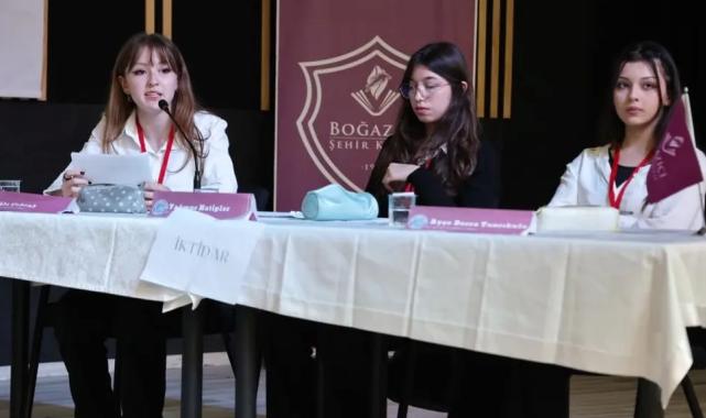 Kütahya'da liseler rası münazara finalinde gençler sahnedeydi