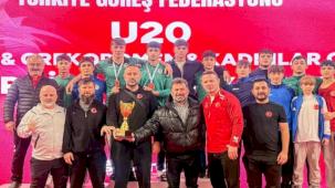 Sakarya Büyükşehirli güreşçilerden Ankara’da madalya yağmuru