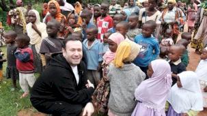 Ünlü iletişimci Özgür Aras'tan Afrika’ya umut taşıyan yolculuk