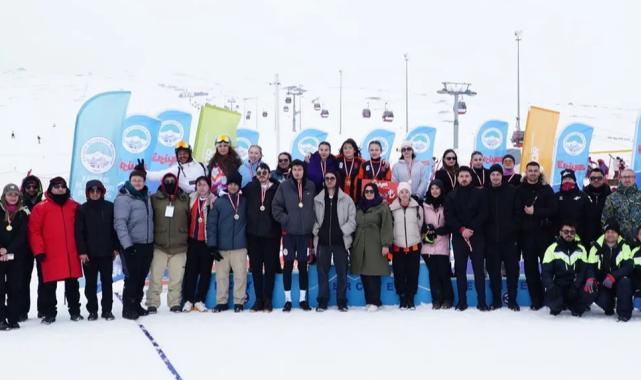 Erciyes'te kar voleybolu coşkusu