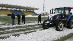 Ağrı'da müdür traktörle sahaya indi
