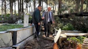 İzmir'de fırtınadan etkilenen mezarlıklara hızlı müdahale