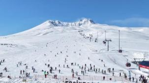 Rekortmen Erciyes yeni kayakseverleri bekliyor