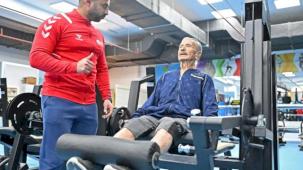 12 torunlu “Süper Dede” spor tutkusuyla gençlere taş çıkartıyor