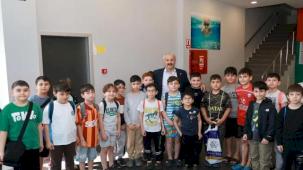 Gebze'de minik yüzücülere Başkan Büyükgöz'den ziyaret