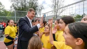 İzmir'de Başkan Tugay, sporcu çocuklarla buluştu