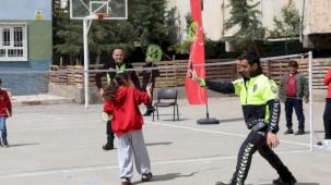 Mardin Yeşilli’de Polis Haftası'nda dostluk maçı