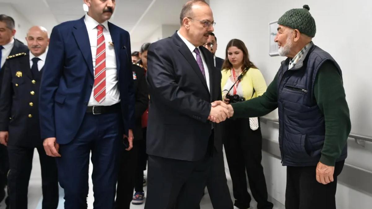 Ankara'da Vali Canbolat’tan bayramda hastane ziyareti