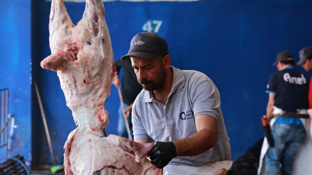 Antalya Büyükşehir’den Kurban Bayramı’nda hijyenik kesim hizmeti