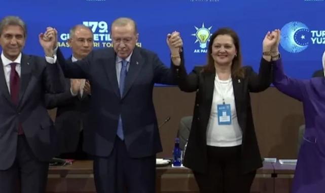 CHP'li iki belediyeden AK Parti'ye katılım... Rozetlerini Erdoğan taktı