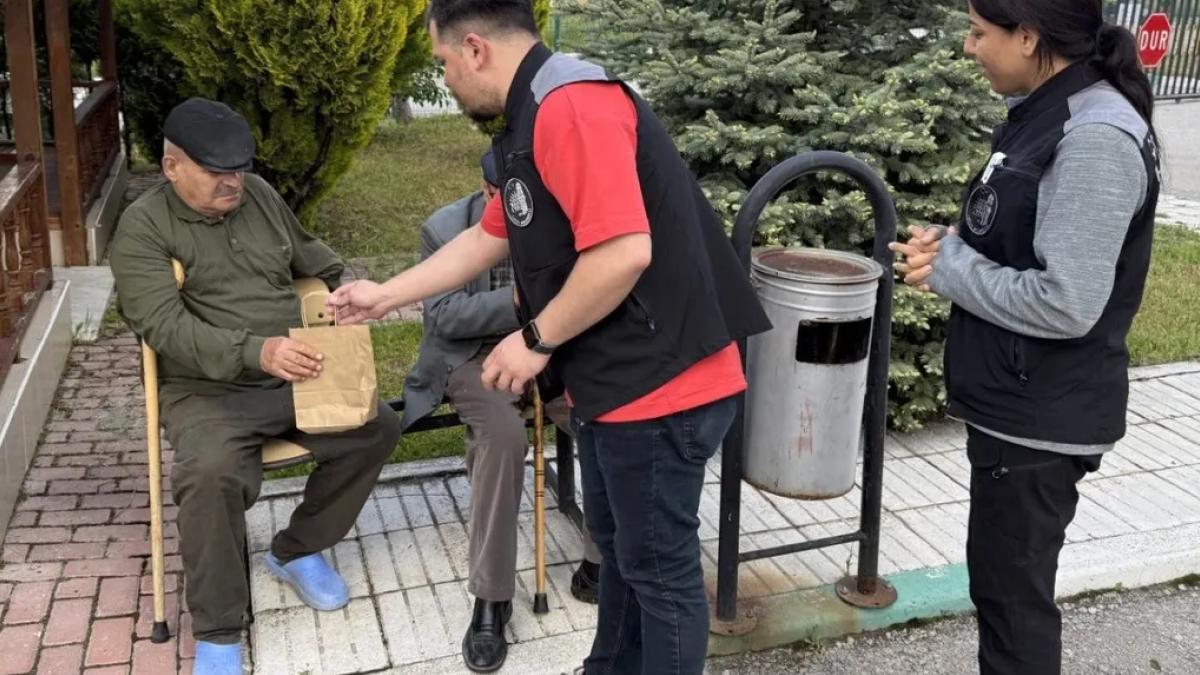 Çorum'da huzurevi sakinlerine bayram ziyareti