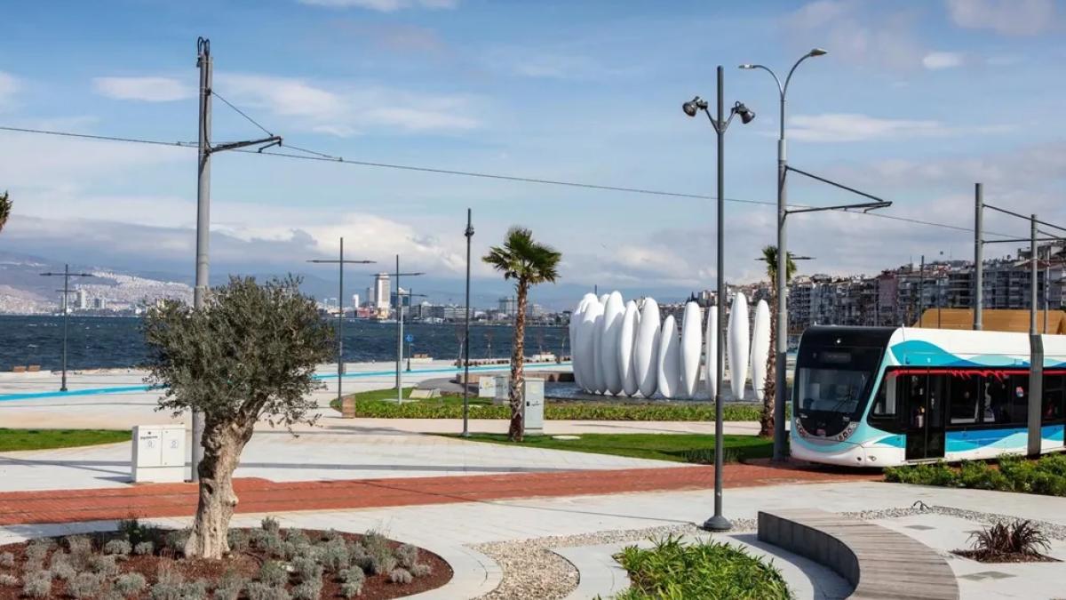 İzmir’in parklarında bayram öncesi bakım mesaisi