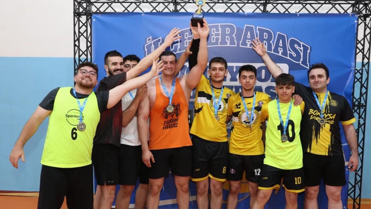 Konya'da 25 ilçede 2 bin 460 sporcu voleybol heyecanına ortak oluyor