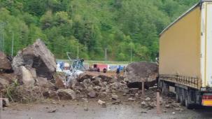 Artvin'de heyelan! Yabancı tır hasar aldı!