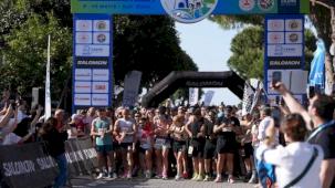 Çeşme'de rekor katılım... 43 ülkeden 3 bin 450 sporcu rüzgar eşliğinde koştu