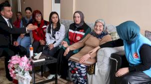 Erzurum'da bayram öncesi çınarların kapısı vefayla çalındı