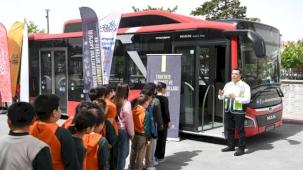 Konya’daki öğrenciler “Nezaket Otobüsü” ile öğreniyor