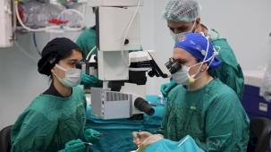 Türk göz hekimleri 4 günde 70 canlı göz ameliyatı yapacak
