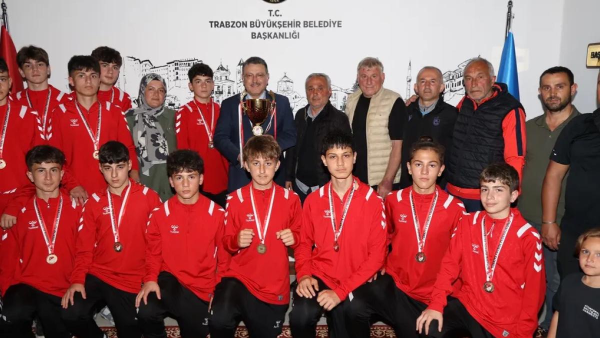 Trabzon'da Başkan Genç, şampiyon takımı ağırladı