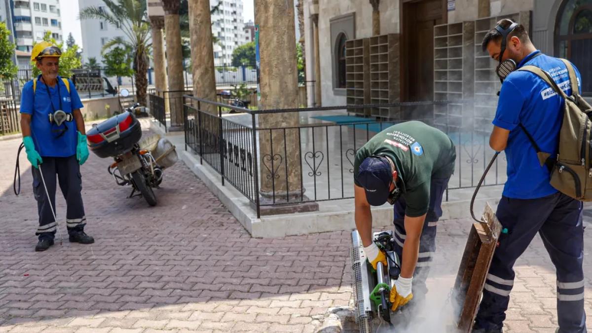 Antalya'da toplu kullanım alanlarına ilaçlama çalışması