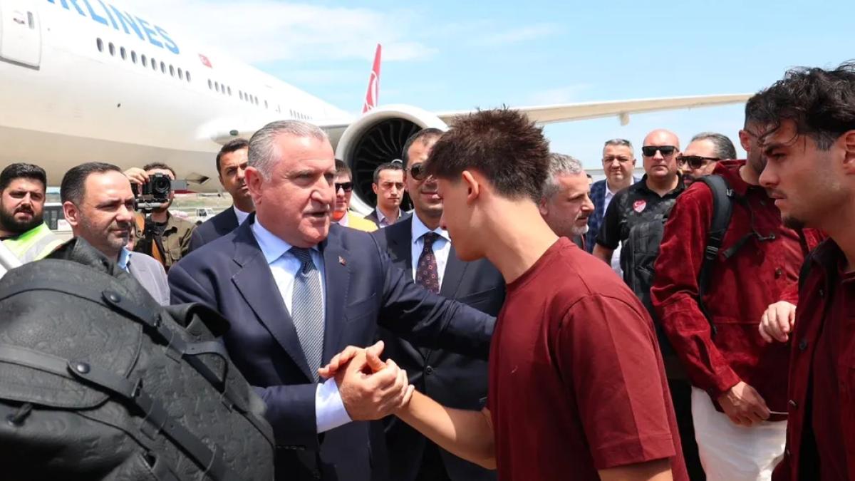 Bakan Bak millileri uğurladı
