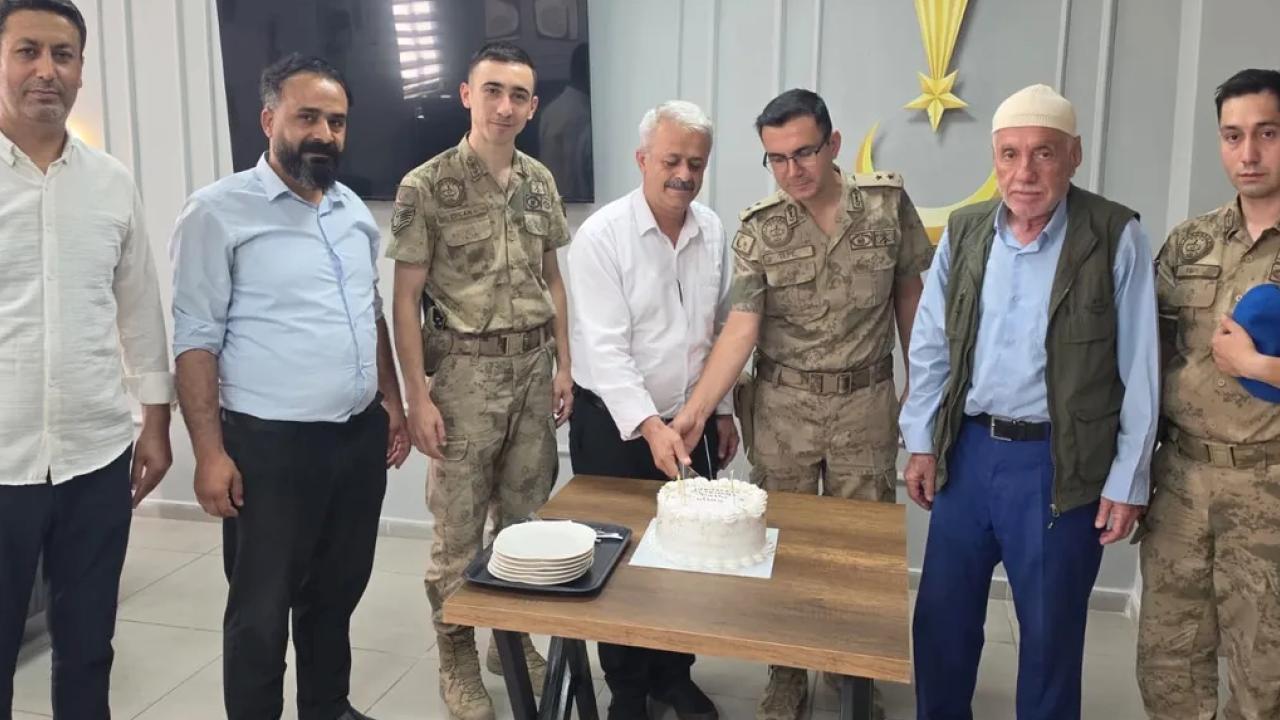 Batman Sason'da şehit ailelerinden Jandarma'ya anlamlı ziyaret