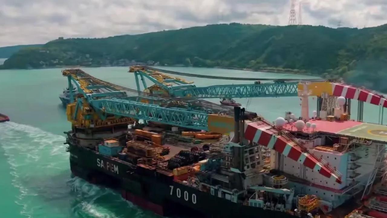 Dünyanın en büyük üçüncü yarı batık vinç gemisi İstanbul Boğazı'ndan geçiyor