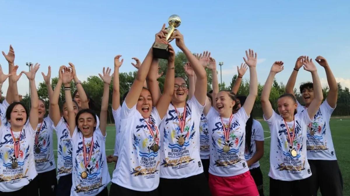 Eskişehir Büyükşehir spor kulübü kupayı kaldırdı