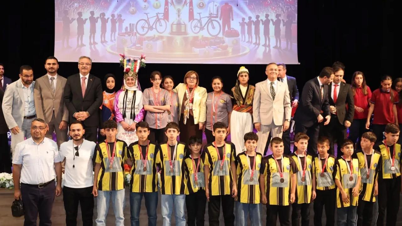 Gaziantep'te 'Okul Sporları Enleri' ödüllendirildi