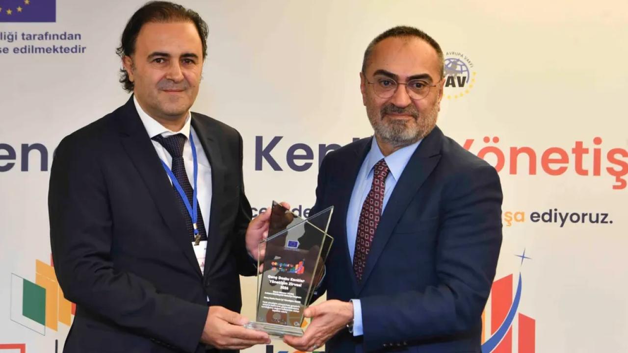 'Genç Dostu Yerel Yönetişim Zirvesi'nde ABB'ye ödül
