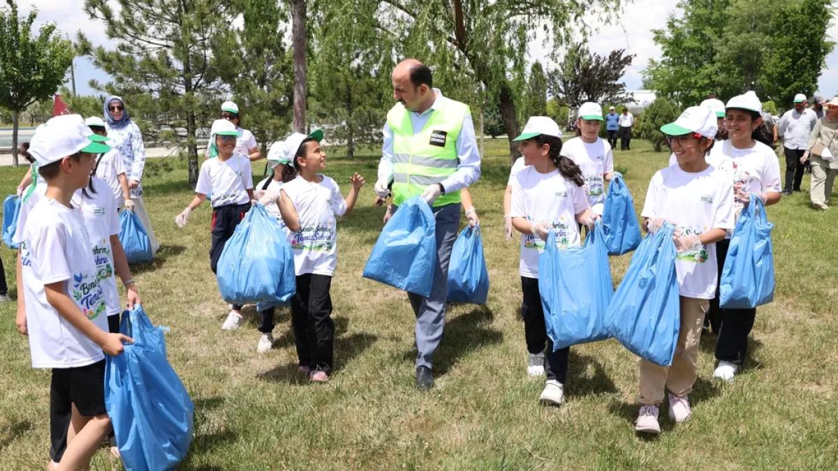 Konya'da Başkan Altay çocuklarla çevre için kolları sıvadı