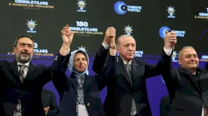 AK Parti’ye üç belediye başkanı daha katıldı... Rozetleri Erdoğan taktı
