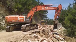 Antalya 'da Büyükşehir ekiplerinden yol mesaisi