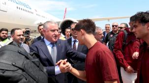 Bakan Bak millileri uğurladı
