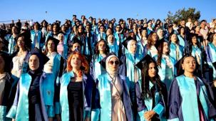 Geleceğin hemşirelerinden mezuniyet sevinci