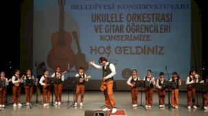 Kocaeli'de konservatuvar öğrencileri hem çaldı hem oynadı