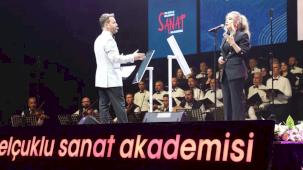 Konya Selçuklu'da Müzeyyen Senar şarkıları yankılandı