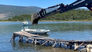 Muğla Milas'ta kaçak iskeleler yıkılıyor