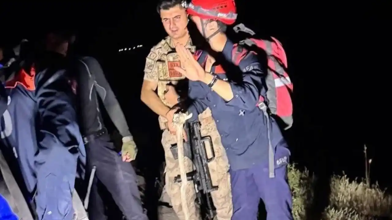 AFAD Şırnak'ta dağlık alanda mahsur kalan kişileri kurtardı