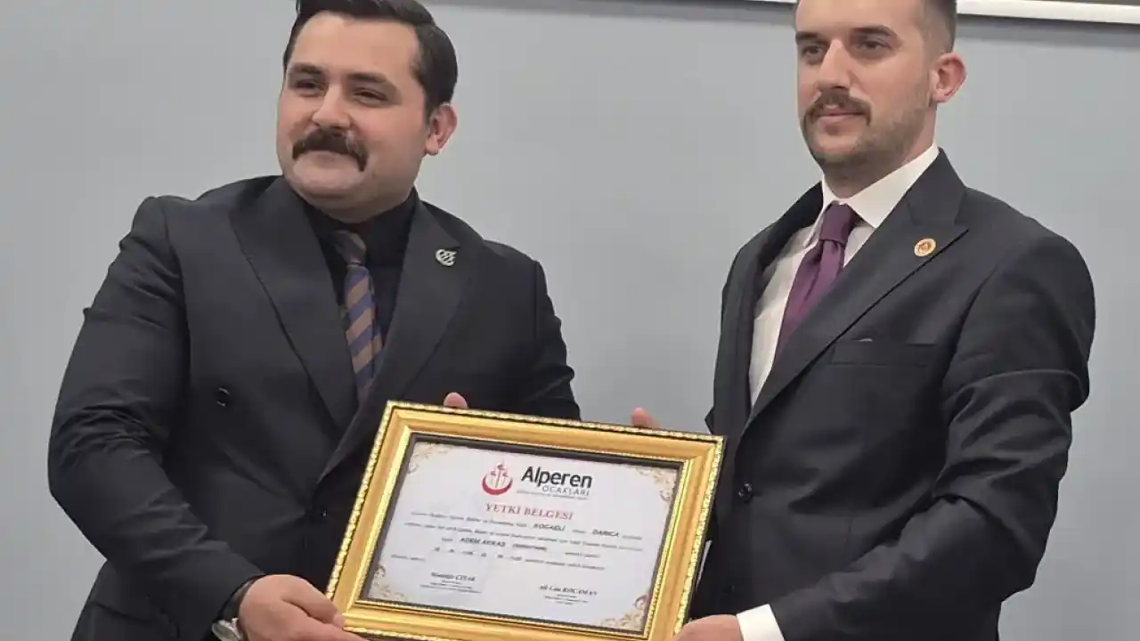 Alperen Ocakları Darıca'da yeni dönem... Adem Akkaş mazbatasını aldı