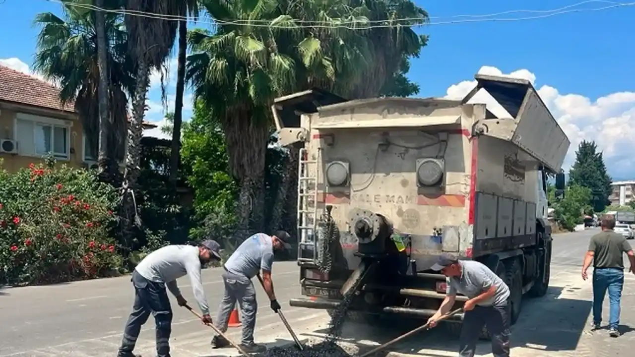 Antalya Finike'de yollar yenileniyor bordürler boyanıyor