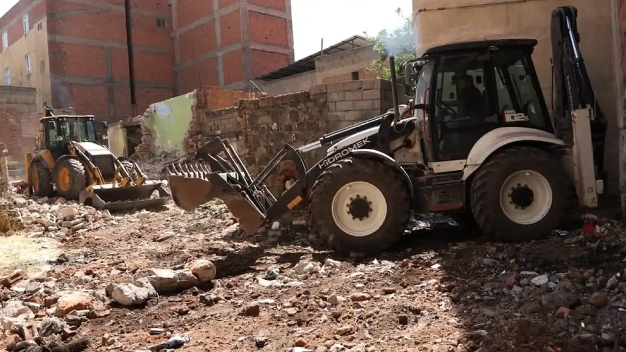Diyarbakır Muradiye'de metruk binalar yıkılıyor