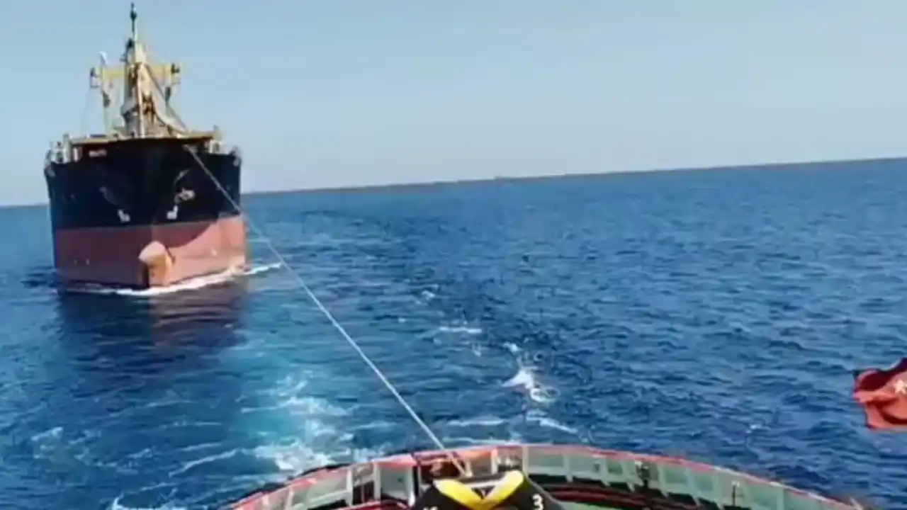 İstanbul Boğazı girişinde arızalanan kuru yük gemisi güvenli bölgeye çekildi