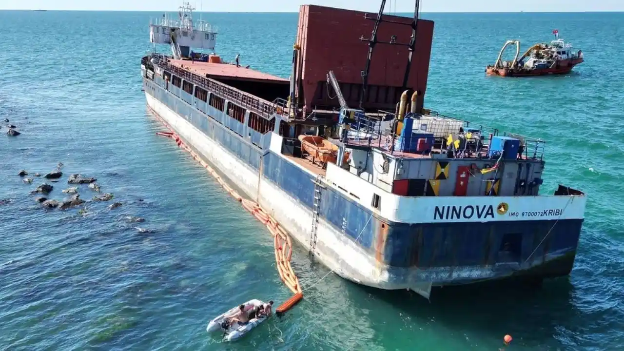 Karasu’da karaya oturan “NINOVA” gemisi kurtarılarak Aliağa’ya sevk edildi