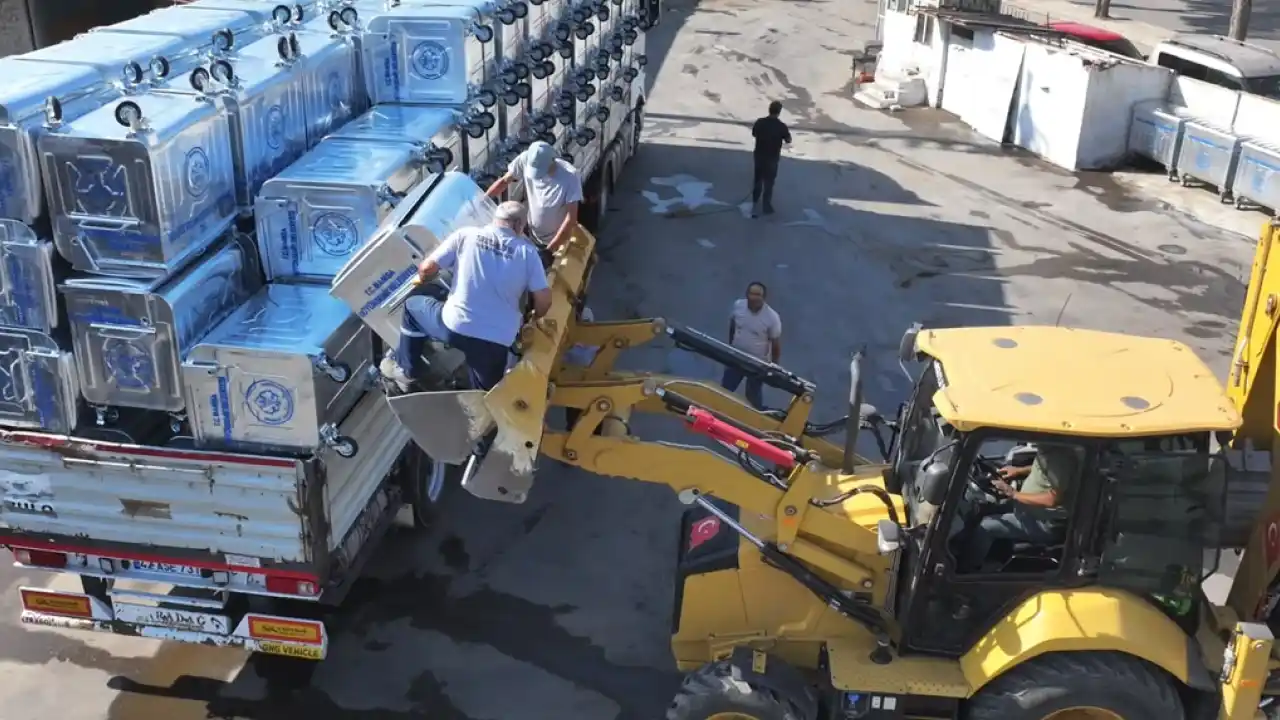 Manisa Büyükşehir’den ilçelere çöp konteyneri desteği