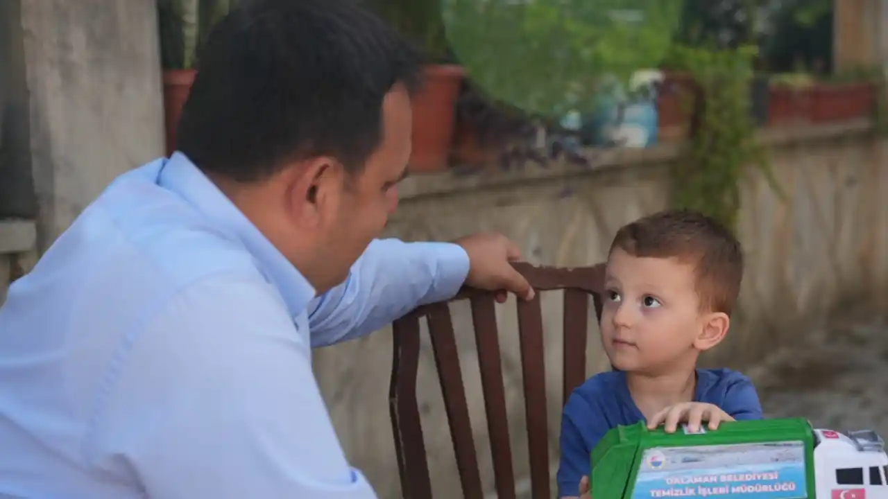 Muğla Dalaman’da çöp kamyonu sevgisi oyuncağa dönüştü