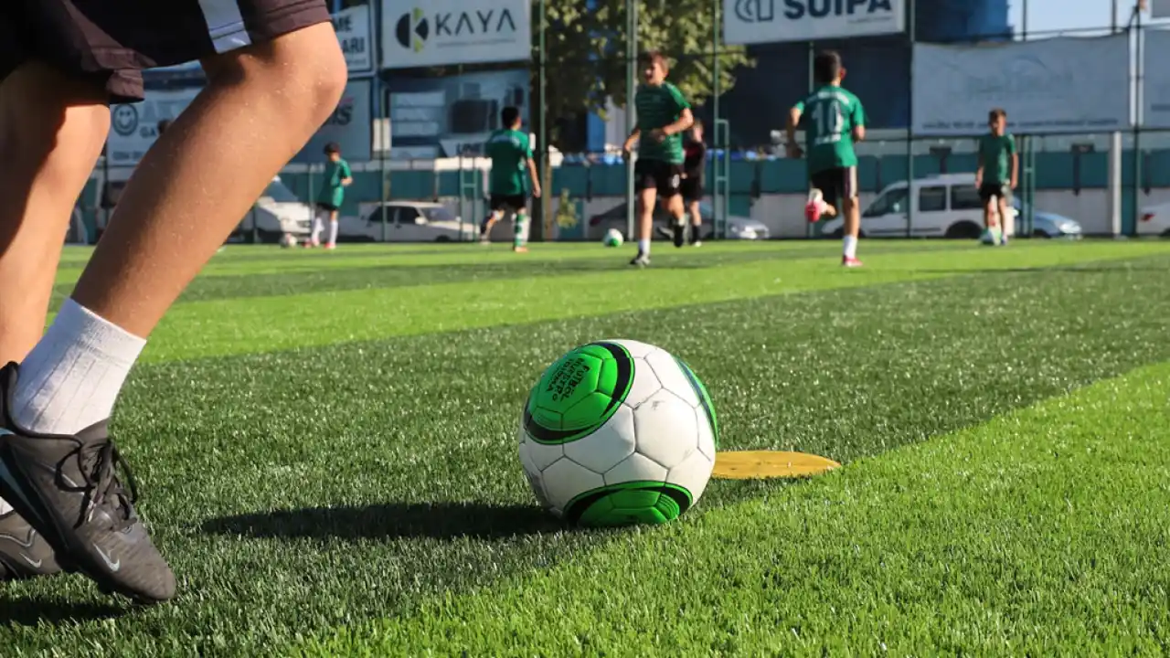 Sakarya Büyükşehir'in yenilediği zeminde ilk düdük çaldı