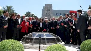 15 Temmuz'da TBMM'de ilk bombanın düştüğü alana karanfil bırakıldı