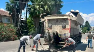 Antalya Finike'de yollar yenileniyor bordürler boyanıyor